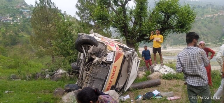 उत्तरकाशी : बड़कोट पोंटी मार्ग पर 108 आपातकालीन सेवा दुर्घटनाग्रस्त, वाहन में चालक व फार्मेसिस्ट थे सवार