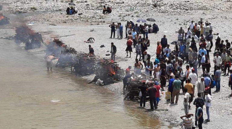 गहरे जख्म दे गया पिथौरागढ़ हादसा, सरयू तट पर एक साथ जली सात चिताएं…
