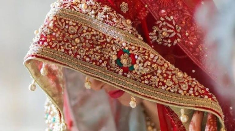 युवक ने किन्नर से शादी कर परिवार से की बीच चौराहे पर मारपीट, बोला…