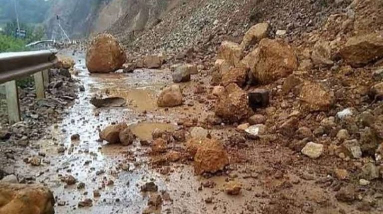 कोटद्वार-पौड़ी नेशनल हाईवे पर कई जगह आया मलबा, यहां बही कार…