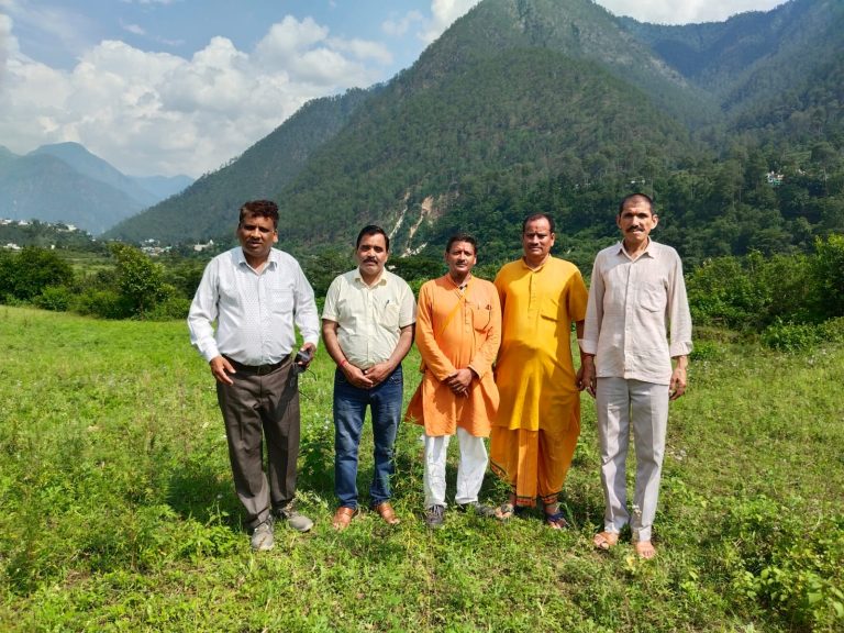 उत्तरकाशी : सकलानी एवं नौटियाल परिवार ने अखिल विश्व गायत्री परिवार शांतिकुंज को गुरु पूर्णिमा के अवसर पर भूमि दान की