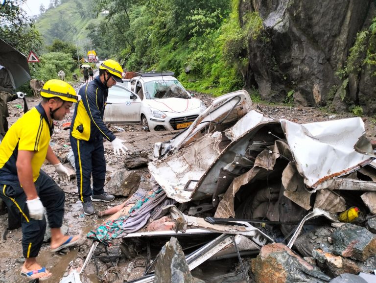 VIDEO : उत्त्तरकाशी हादसा  : गंगोत्री हाइवे पर मलबे में दबे तीन वाहन, 4 लोगों की मौत