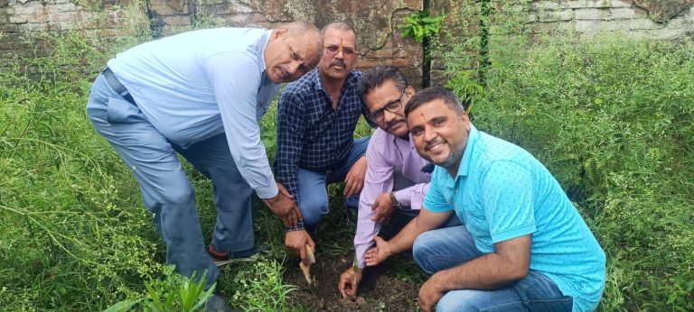 उत्तरकाशी : राष्ट्रीय पुरानी पेंशन संयुक्त मोर्चा के तत्वावधान में एन0पी0एस कार्मिकों ने किया वृक्षारोपण