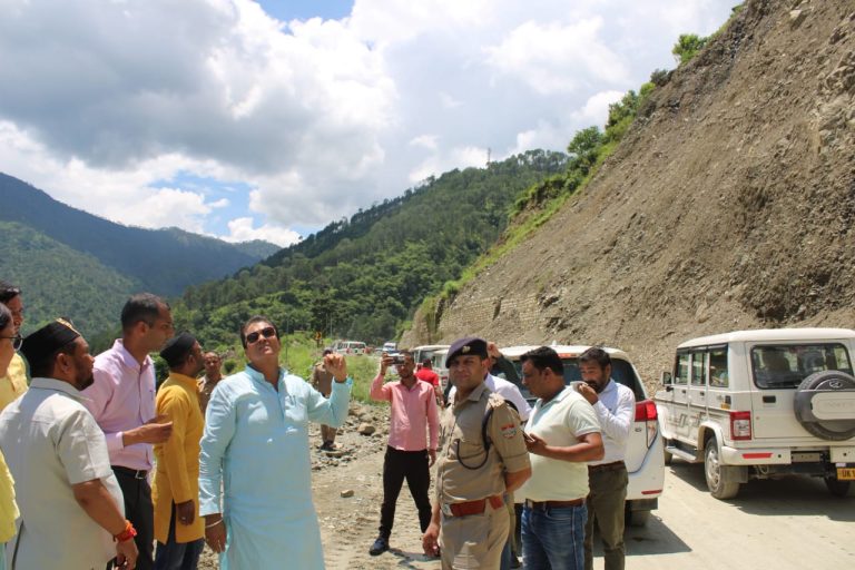 उत्तरकाशी : कैबिनेट मंत्री प्रेमचन्द अग्रवाल ने आपदा प्रभावित अनेक स्थानों का किया निरीक्षण, अधिकारियों को अविलंब जरूरी उपाय किए जाने के दिए निर्देश
