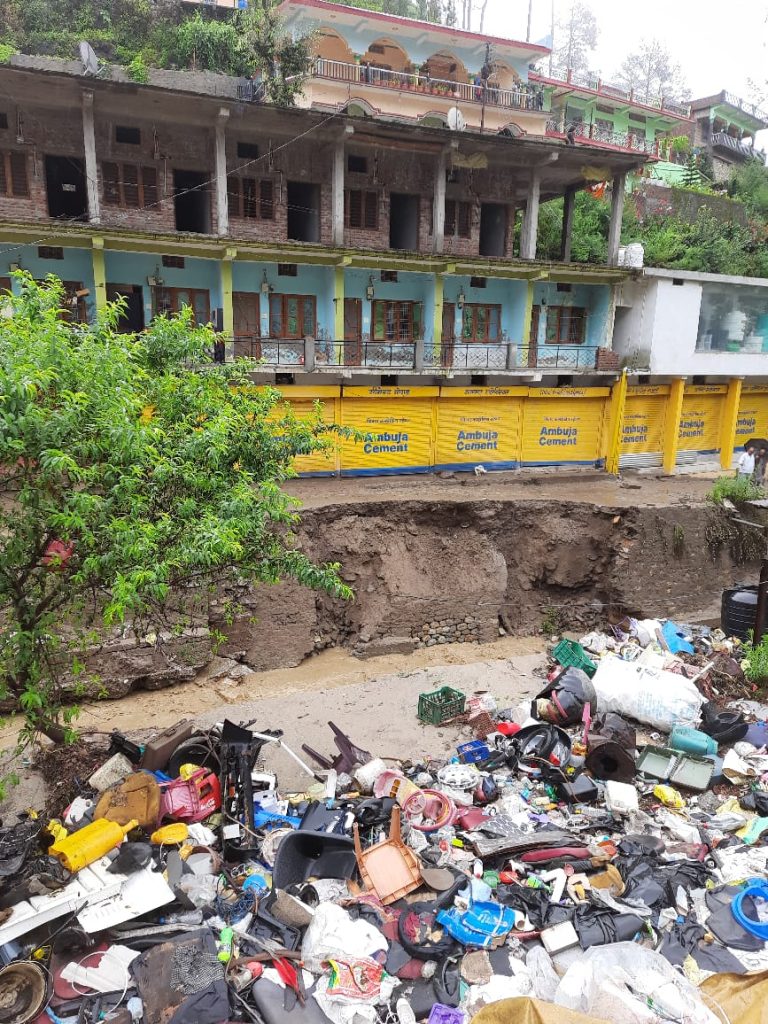 उत्तरकाशी : बड़कोट व पुरोला क्षेत्र में अतिवृष्टि से भारी नुकसान, घरों और दुकानों में घुसा मलवा