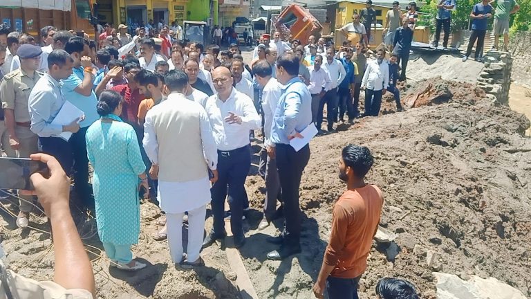 उत्तरकाशी : आपदा सचिव व गढ़वाल कमिश्नर ने पुरोला घाटी में किया स्थलीय निरीक्षण, प्रभावितों को मुआवजा और निर्माण कार्य करने के निर्देश किए जारी