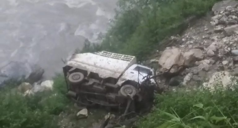 उत्त्तरकाशी : चालक की लापरवाही से पलटा वाहन