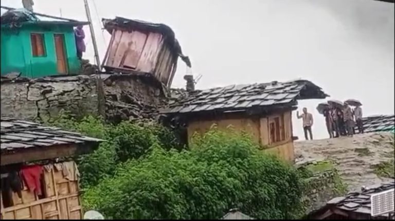उत्त्तरकाशी : दूरस्थ गांव फिताड़ी में बारिश से आवासीय मकान छस्तीग्रस्त