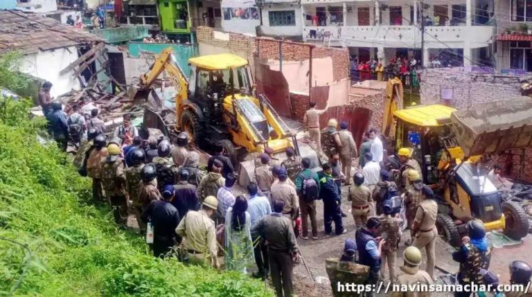 टिहरीः स्कूल जा रही छात्रा उफनाते गदेरे में बही, ग्रामीणों ने जान जोखिम में डाल बचाया…