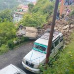 चंबा में बड़ा भूस्खलन, मलबे में दबे कई गाड़ियां और लोग…