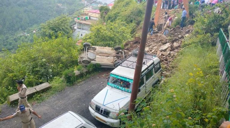 चंबा में बड़ा भूस्खलन, मलबे में दबे कई गाड़ियां और लोग…