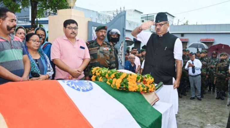 देहरादूनः लांस नायक दौलत सिंह मेहर के अंतिम दर्शन को उमड़ा जन सैलाब, मंत्री जोशी ने दी श्रद्धांजलि…