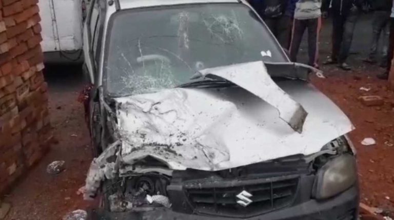 मसूरीः रोडवेज बस और अल्टो कार में जबरदस्त भिड़ंत, कार के उड़े परखच्चे