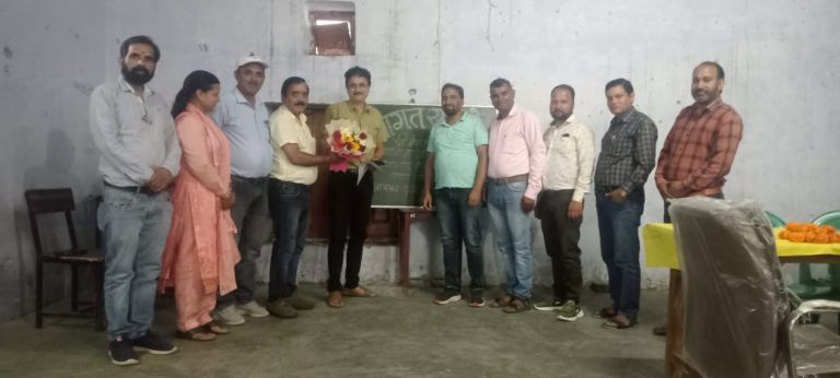 उत्तरकाशी : राजकीय शिक्षक संघ ब्लॉक कार्यकारिणी भटवाड़ी के पदाधिकारी शिक्षक-शिक्षिकाओं ने बीईओ भटवाड़ी का पुष्प गुच्छ भेंट कर स्वागत एवं अभिनन्दन किया