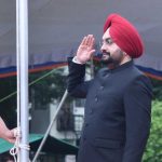 उत्तराखंडः राजभवन परिसर में राज्यपाल ने किया ध्वाजारोहण, शहीदों को की श्रद्धांजलि अर्पित…