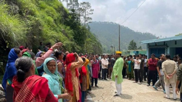 टिहरी में शराब के ठेके के विरोध में सड़कों पर ग्रामीण, किया धरना प्रदर्शन…