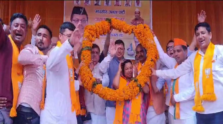 सीएम धामी ने किया गरुड़ में रोड शो, भाजपा प्रत्याशी के लिए मांगा वोट…