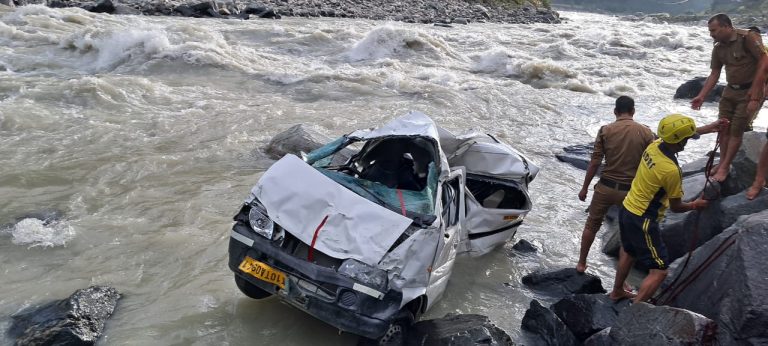 उत्तरकाशी : गंगोत्री राजमार्ग पर हुए वाहन दुर्घटना में 04 की मौत, 02 घायल