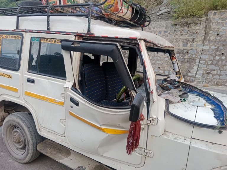 उत्तरकाशी : वाहन के ऊपर गिरा पत्थर, बाल-बाल बचे यात्री