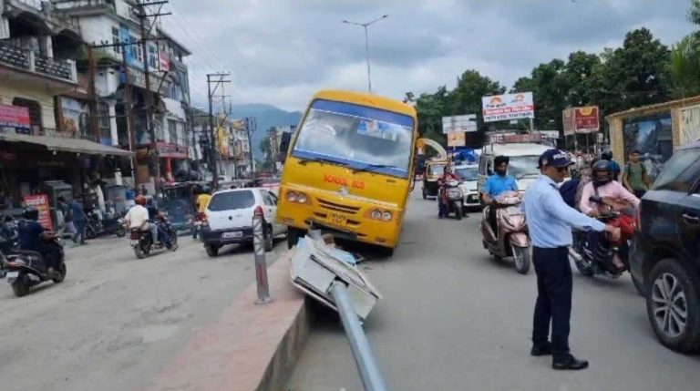 हल्द्वानी: स्कूल बस सड़क हादसे का शिकार,  बच्चे थे सवार…