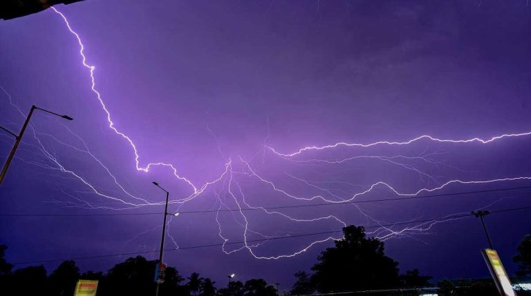 देहरादून सहित कई जिलों में दिन में छाया अंधेरा, यहां गिरी आकाशीय बिजली, फूंके उपकरण…