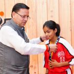 सीएम धामी ने 7 खिलाड़ियों के साथ ही प्रशिक्षकों को भी सम्मानित