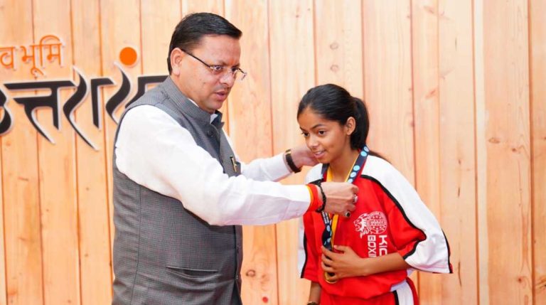 सीएम धामी ने 7 खिलाड़ियों के साथ ही प्रशिक्षकों को भी सम्मानित