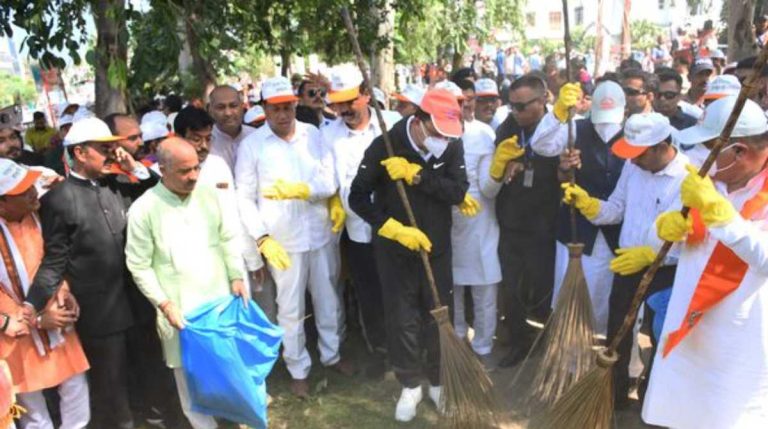 स्वच्छता ही सेवा पखवाडा कार्यक्रम के तहत CM धामी ने कही ये बात, लगाई यहां झाड़ू…