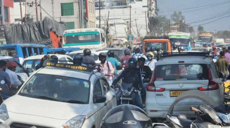 देहरादून में तीन अलग अलग हादसों में कई वाहन दुर्घटनाग्रस्त, चार की मौत…