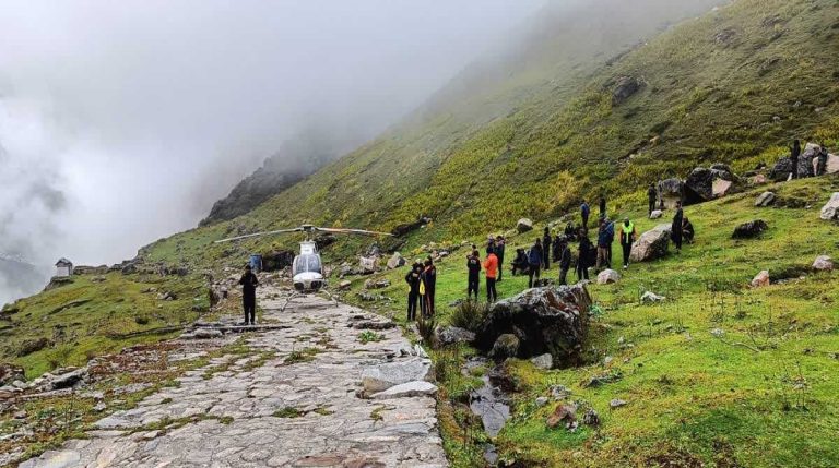 गरुड़चट्टी के पास हेलीकॉप्टर को करवाई गई आपातकाल लैंडिंग, जानें वजह…