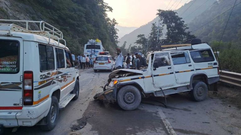 टिहरीः प्राइवेट बस और बोलेरो वाहन की जबरदस्त टक्कर, दो लोगों की मौत, कई घायल…