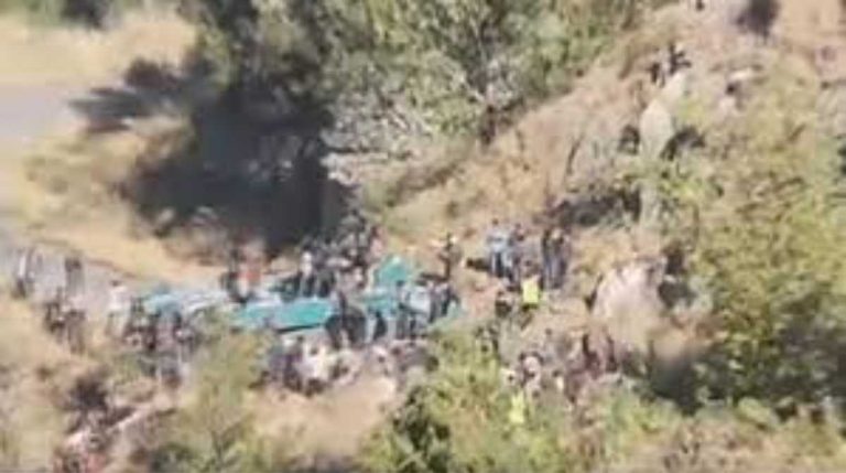 यात्रियों से भरी बस गहरी खाई में गिरी, 36 लोगों की मौत- कई घायल…