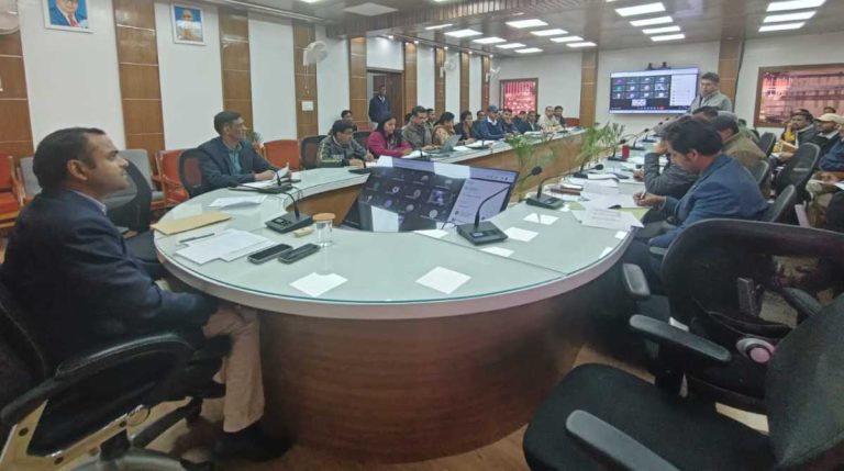 जनता मिलन कार्यक्रम में जिलाधिकारी मयूर दीक्षित ने सुनी समस्याएं, अधिकारियों को दिए ये निर्देश…