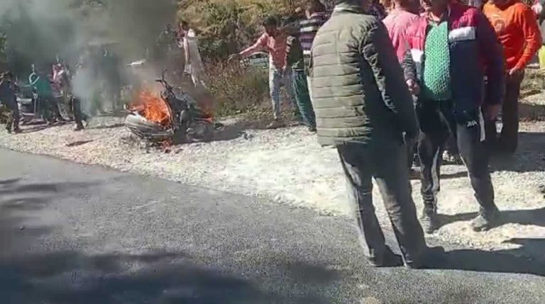 उत्तराखंडः चलती स्कूटी में लगी अचानक भीषण आग, सवार युवती की जलकर मौके पर मौत…