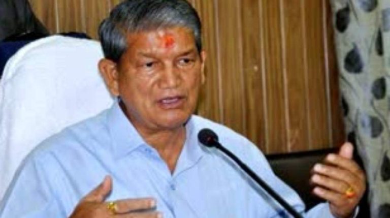 पूर्व मुख्यमंत्री हरीश रावत ने साथियों संग रखा एक घंटे का सांकेतिक मौन व्रत…