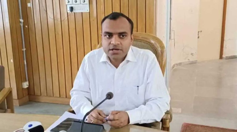 जिलाधिकारी मयूर दीक्षित ने जनता की समस्याएं सुन किया निस्तारण, अधिकारियों को दिए ये निर्देश…