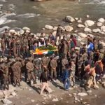 पंचतत्व में विलीन हुए शहीद जवान बीरेंद्र सिंह, मासूम बच्चियों संग पत्नी-मां का रो-रोकर बुरा हाल…