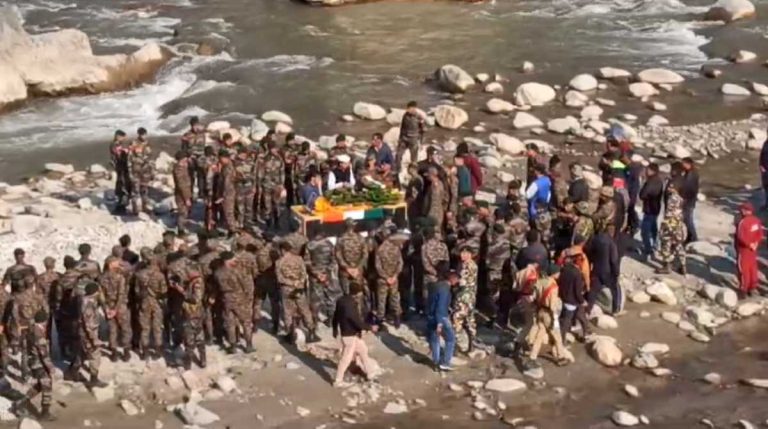 पंचतत्व में विलीन हुए शहीद जवान बीरेंद्र सिंह, मासूम बच्चियों संग पत्नी-मां का रो-रोकर बुरा हाल…