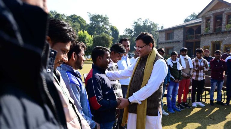 सीएम धामी ने रैट माइनर्स को दिए 50-50 हजार रुपए, किया सम्मानित…