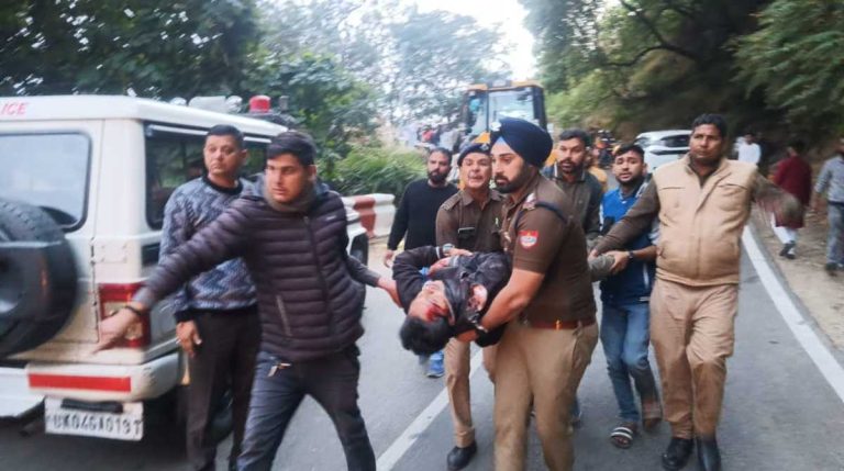 ब्रेक फेल होने से खाई में गिरा यात्रियों से भरा वाहन, चालक सहित 22 लोग थे सवार…