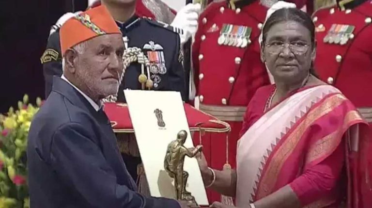 मरणोपरांत बहादुर बेटी का पुरस्कार लेने पहुंचे पिता तो हर आंख हुई नम…