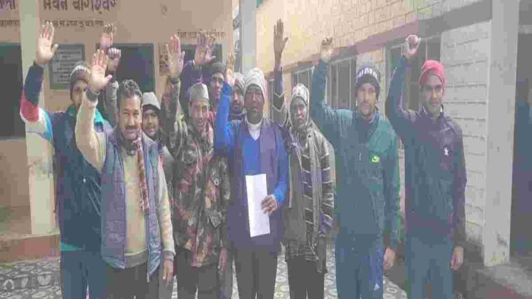 Uttarakhand News: बागेश्वर में सड़क की मांग को लेकर ग्रामीणों ने किया प्रदर्शन…