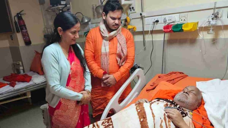 नि .महापौर ऋषिकेश अनिता ममगाईं ने जगद्गुरु रामभद्राचार्य से मुलाकात कर कुशल क्षेम पूछी…