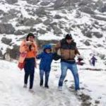 पहाड़ियों पर बर्फ ने लगाए चार चांद, खिल-खिलाए सैलानियों के चेहरे,