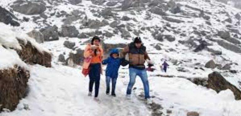 पहाड़ियों पर बर्फ ने लगाए चार चांद, खिल-खिलाए सैलानियों के चेहरे,
