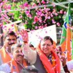 CM धामी ने हल्द्वानी में रोड शो कर अजय भट्ट के लिए मांगे वोट, लोगों पर बरसाए फूल…