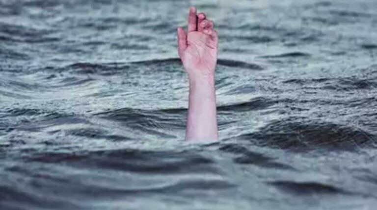 गंगा में की लहरों में ओझल हुए पिता-पुत्र, नहीं मिला कोई सुराग…