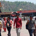 तापमान: गर्मी से निजात पाने को, गंगा घाटों पर स्नान करने पहुंच रहे पर्यटक…