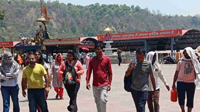 तापमान: गर्मी से निजात पाने को, गंगा घाटों पर स्नान करने पहुंच रहे पर्यटक…