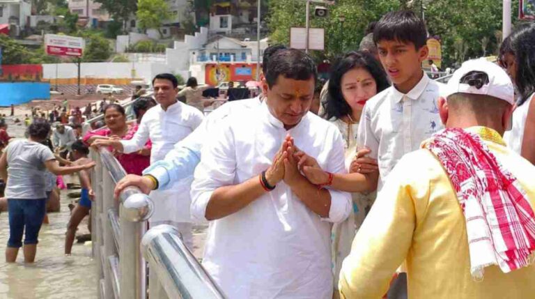 धर्म: गढ़वाल सांसद अनिल ने की गंगा पूजा, कहा संसदीय सीट को बनाऊंगा नंबर 1…